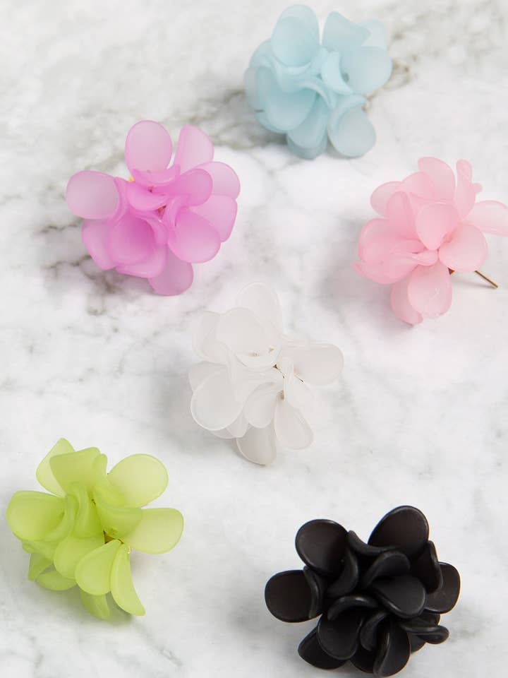 Boucles d'oreilles à tige en acrylique avec pétales de fleurs pour la vente par MYS Wholesale Inc