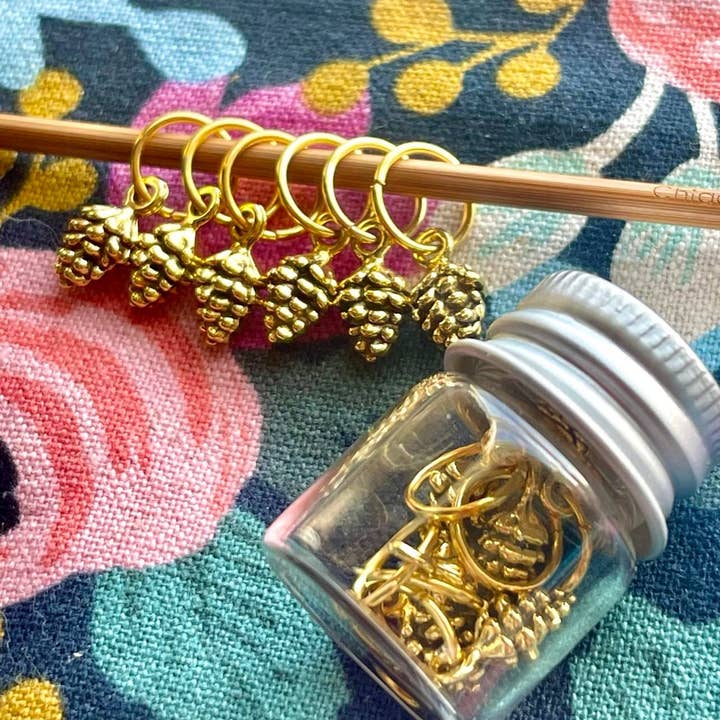 Bump on a Hill – Großhandel Strick-/Häkelzubehör – Snag Free Stricken Gold Tannenzapfen Maschenmarkierer