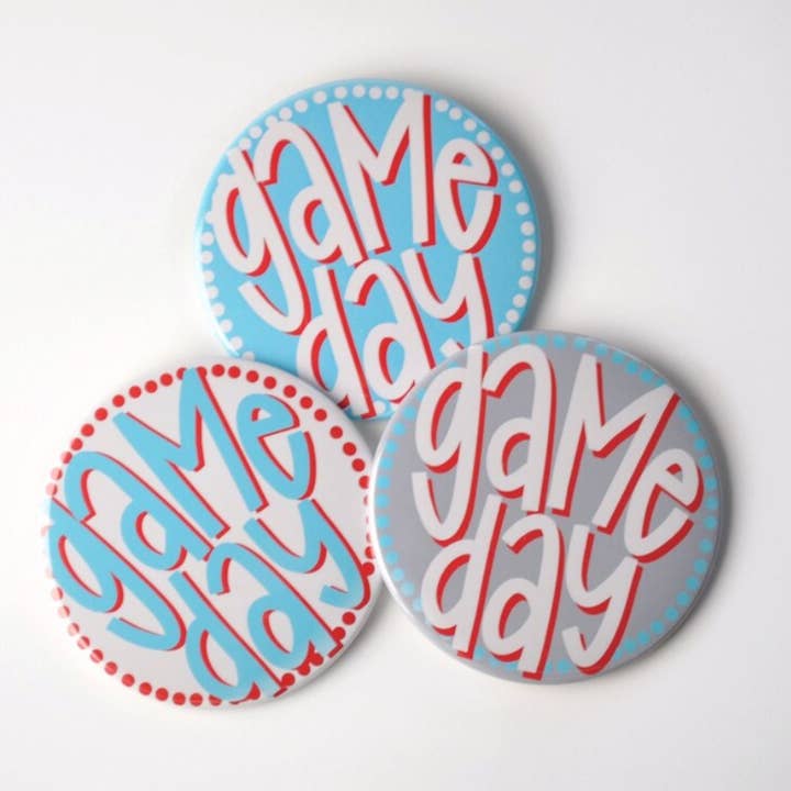 Botões de bolinhas azuis e vermelhos para o Game Day | Pins do Dia do Jogo por atacado de Tailgated Co.