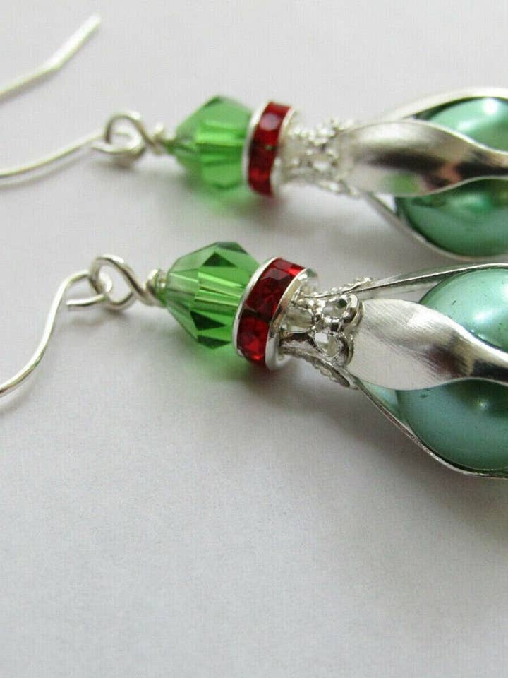 Pendientes colgantes de perlas verdes, pendientes navideños, gotas de agua dulce, regalo para ella, calcetín para ella para venta al por mayor de Bad Apple Designs