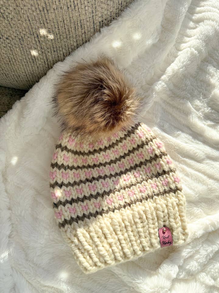 Met de hand gebreide volwassenenmuts💕 voor wholesale door Knot Kinky HairTies