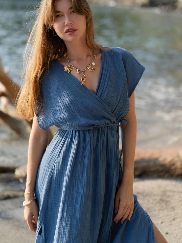 MARI wikkeljurk van dubbele mousseline voor wholesale door Studio Laloba LLC