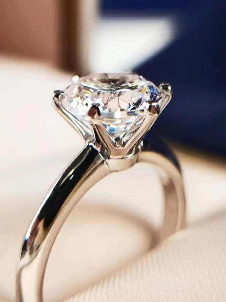 Anillo solitario adorado de platino sobre plata de ley pura de 3 quilates con moissanita de corte redondo brillante y 6 puntas para venta al por mayor de Sparkala