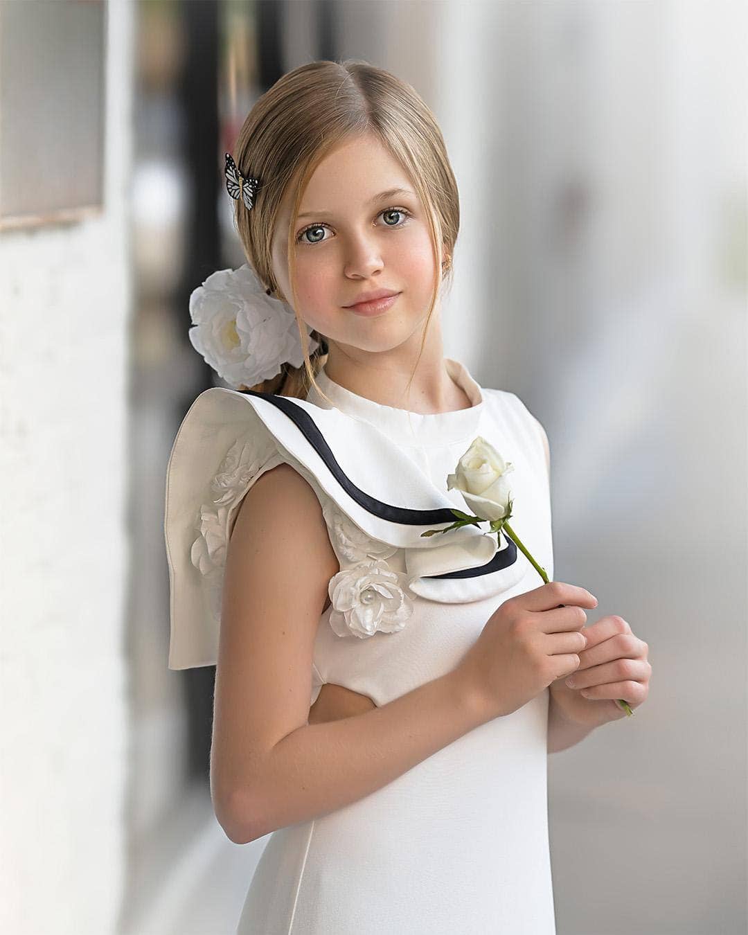 Petite Maison Kids – Großhandel Kleid – Kinder – Alex Weißes Rüschenkleid mit schwarzer Kontrastlinie7