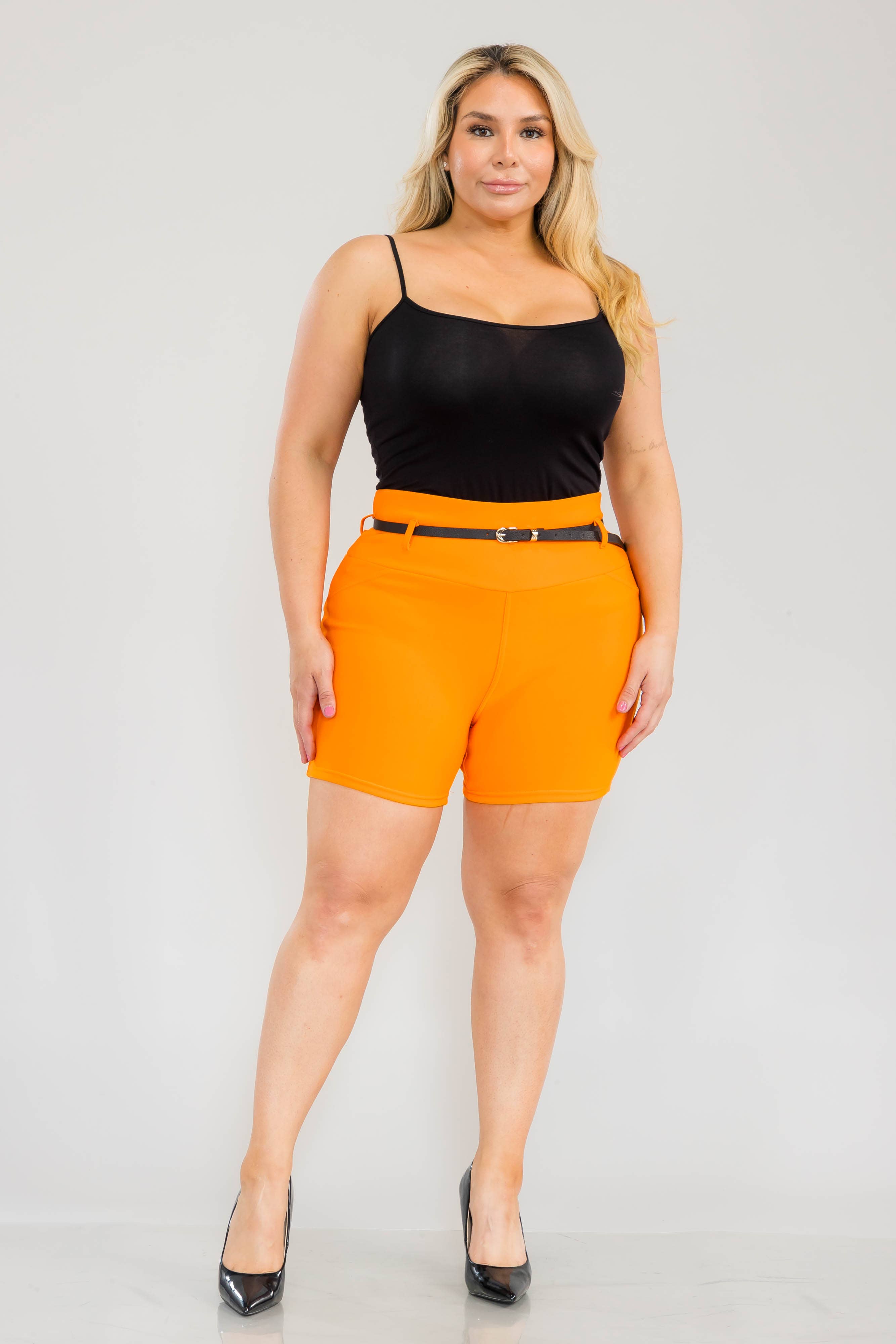 REDFINCH APPAREL INC – wholesale Shorts – Dam – Kvinnors plus size skulpterande shorts med konstläderbälte7