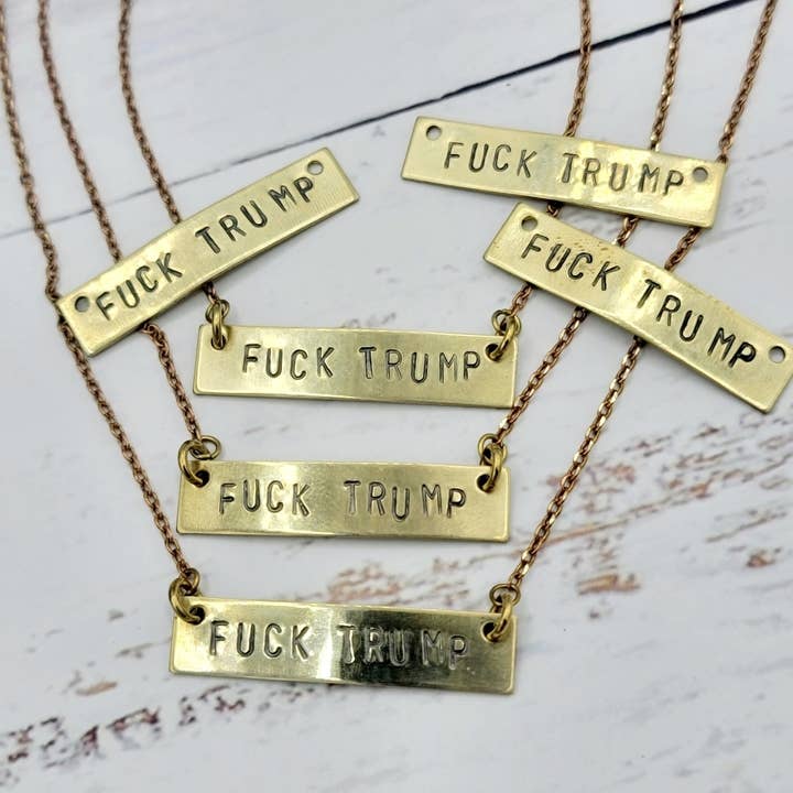 Collana con barra in ottone incisa a mano "F*&k Trump" per la vendita all'ingrosso da parte di Verdilune