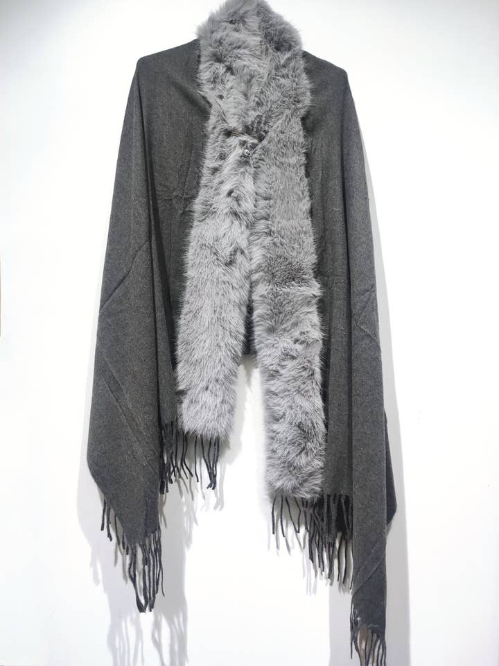 Pomelo paris - Wholesale Poncho - Women's - CHAP Col Fur FW26 - Pack 3 PCS (Copy)4