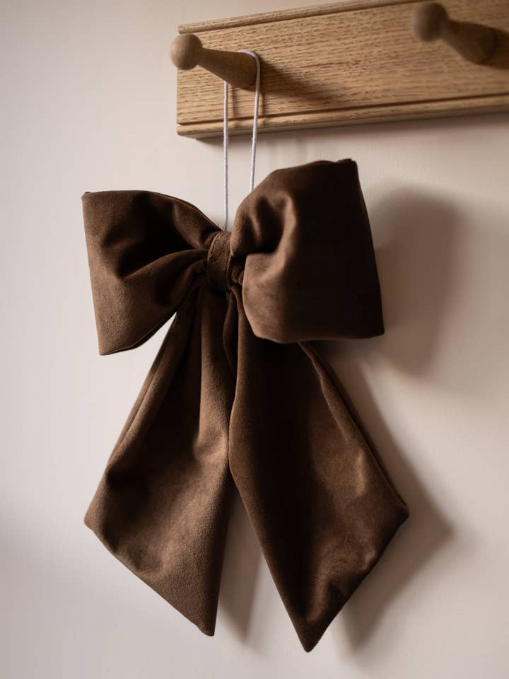 Brun sammetshängande rosett för wholesale av Hudson Home