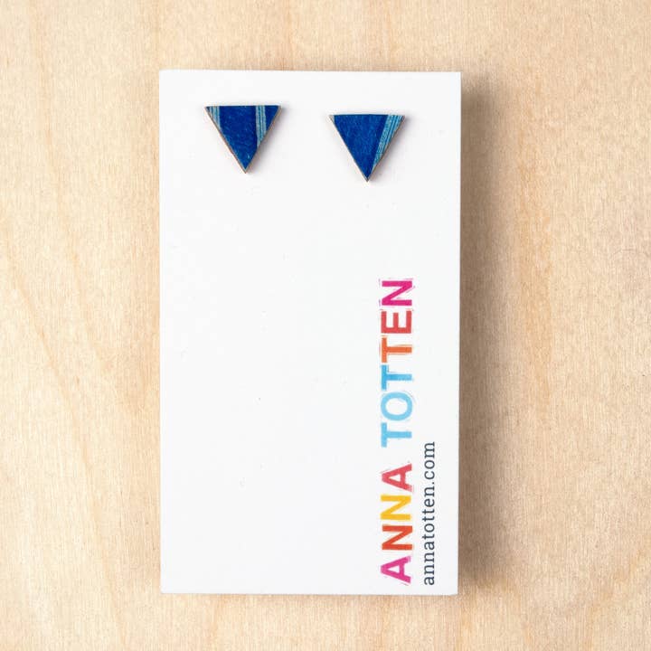 Driehoekige micro-oorknopjes voor wholesale door Anna Totten