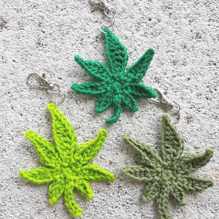 Porte-clés ou breloque de sac en coton crocheté feuille de chanvre pour la vente par Clover Garden Crafts