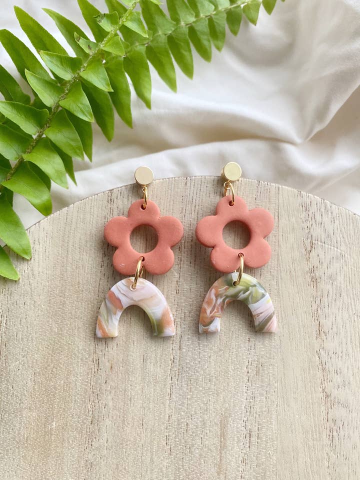 Flower Arch Dangles, boucles d'oreilles en pâte polymère pour la vente par Glitter and Glow Co