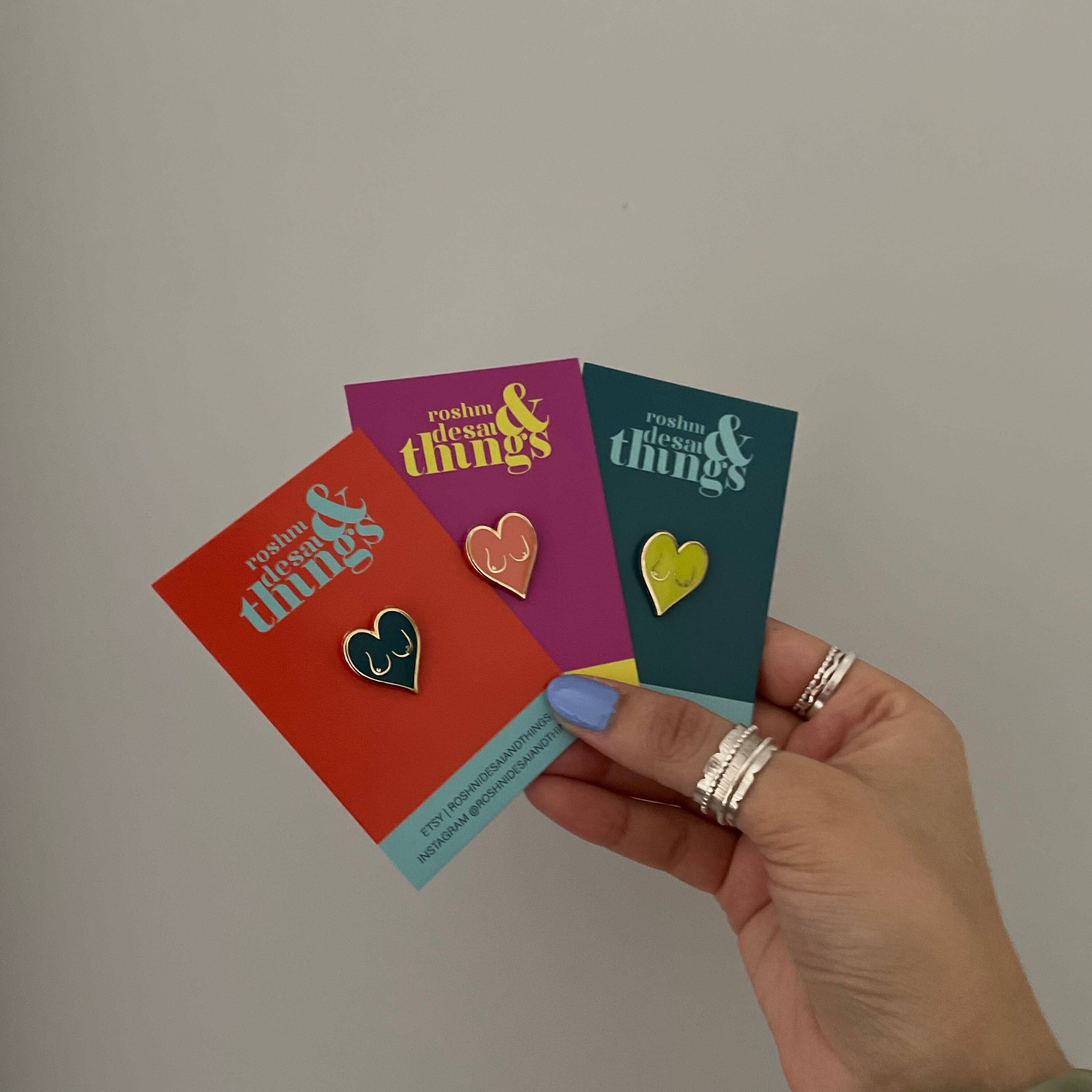 Roshni Desai & Things – Großhandel Anstecker/Button – Boobs Pin Anstecker Brust Herz Emaille in Gold, verschiedene Farben2