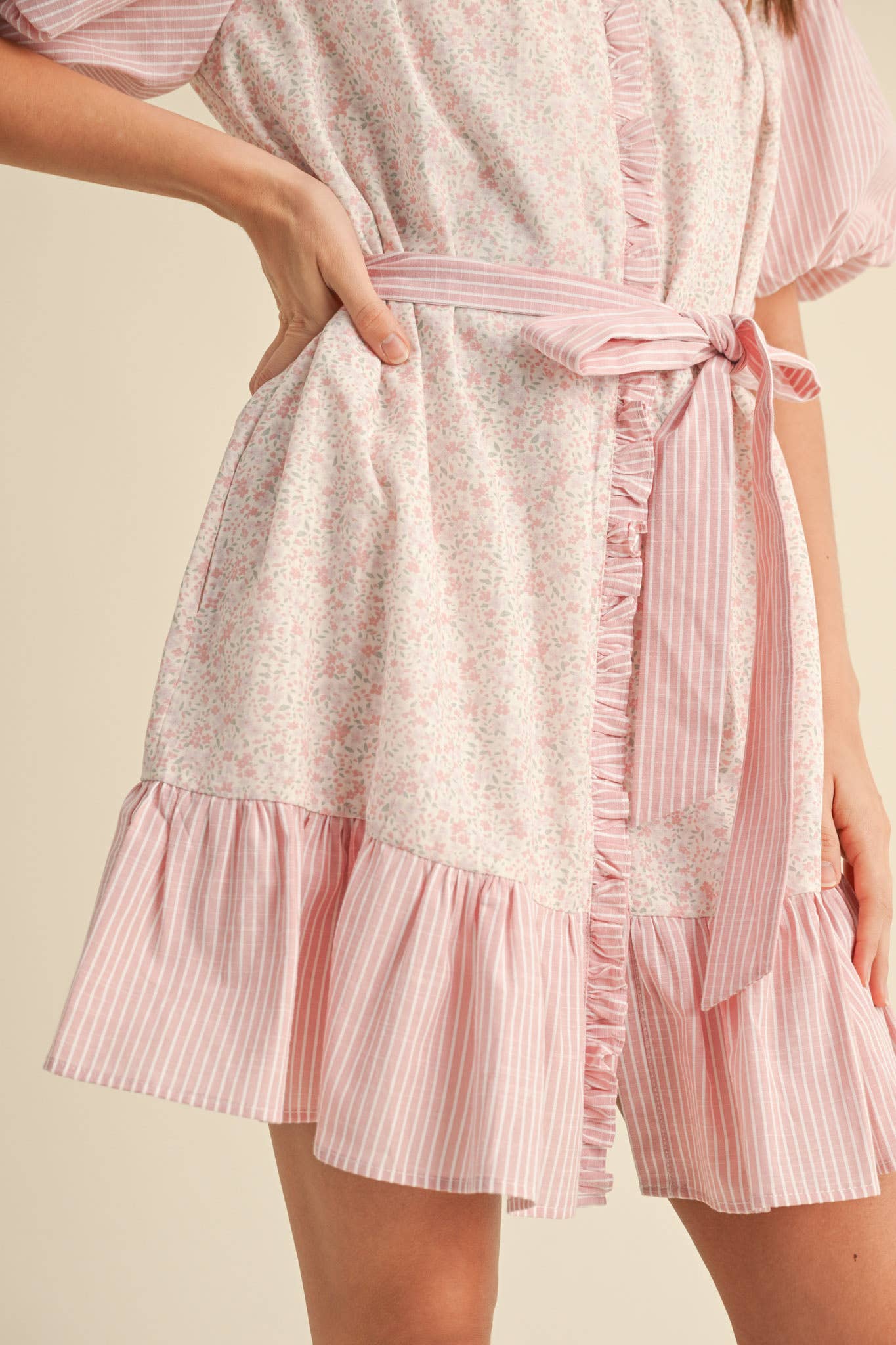 &MERCI – Engroshandel Kjole - Dame – MØNSTRET KJOLE MED FLÆSER MINI MDR385518