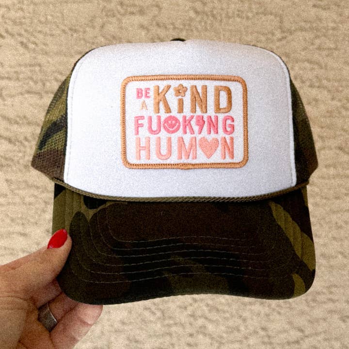 SER UM BONÉ HUMANO TIPO - CAMO/BRANCO por atacado de TATUM THE LABEL