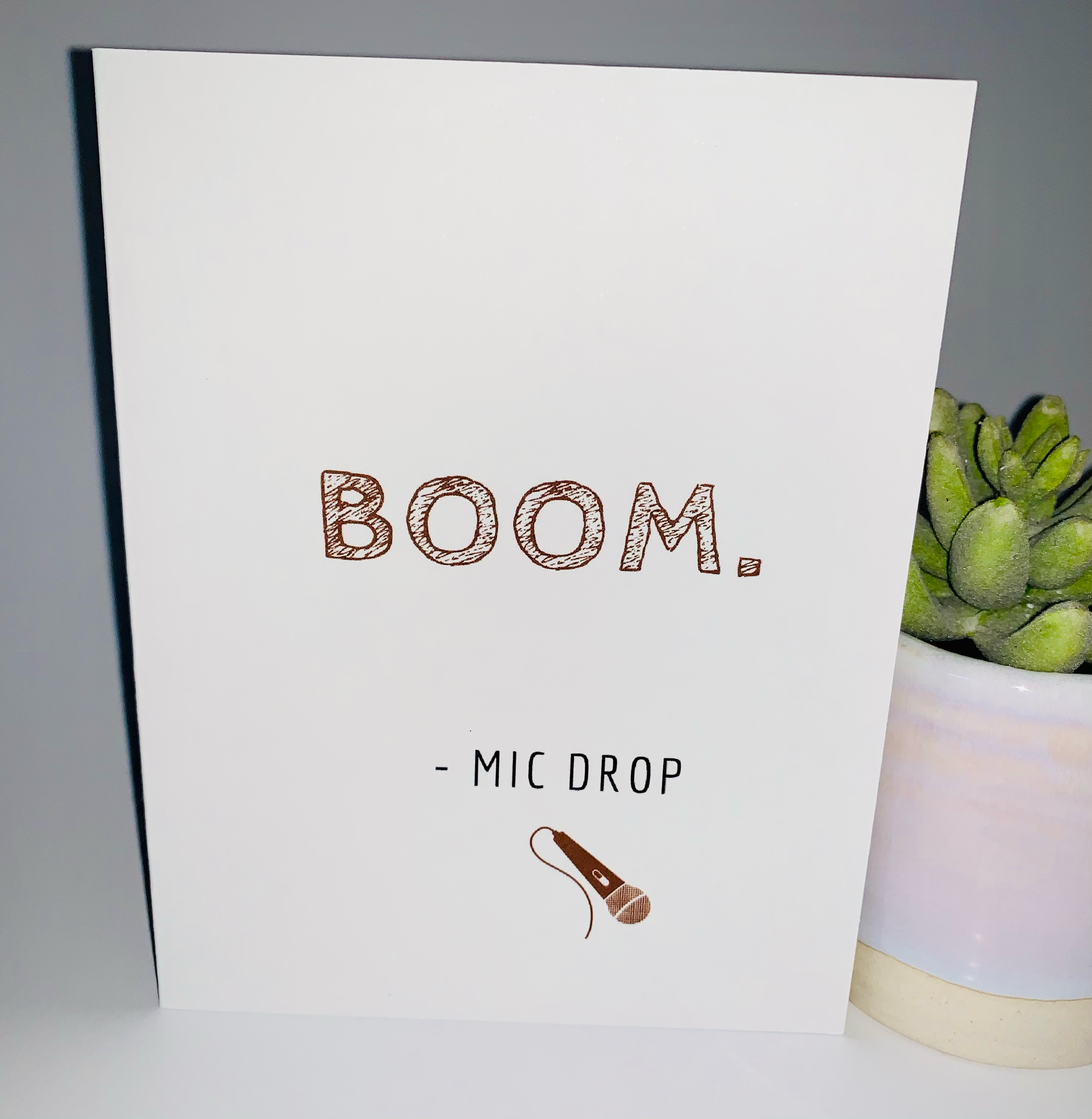 Gifts That Give Studio - Wholesale Felicitatie-kaartje - Boom Mic Drop: Vier het succes met deze promotiekaart0