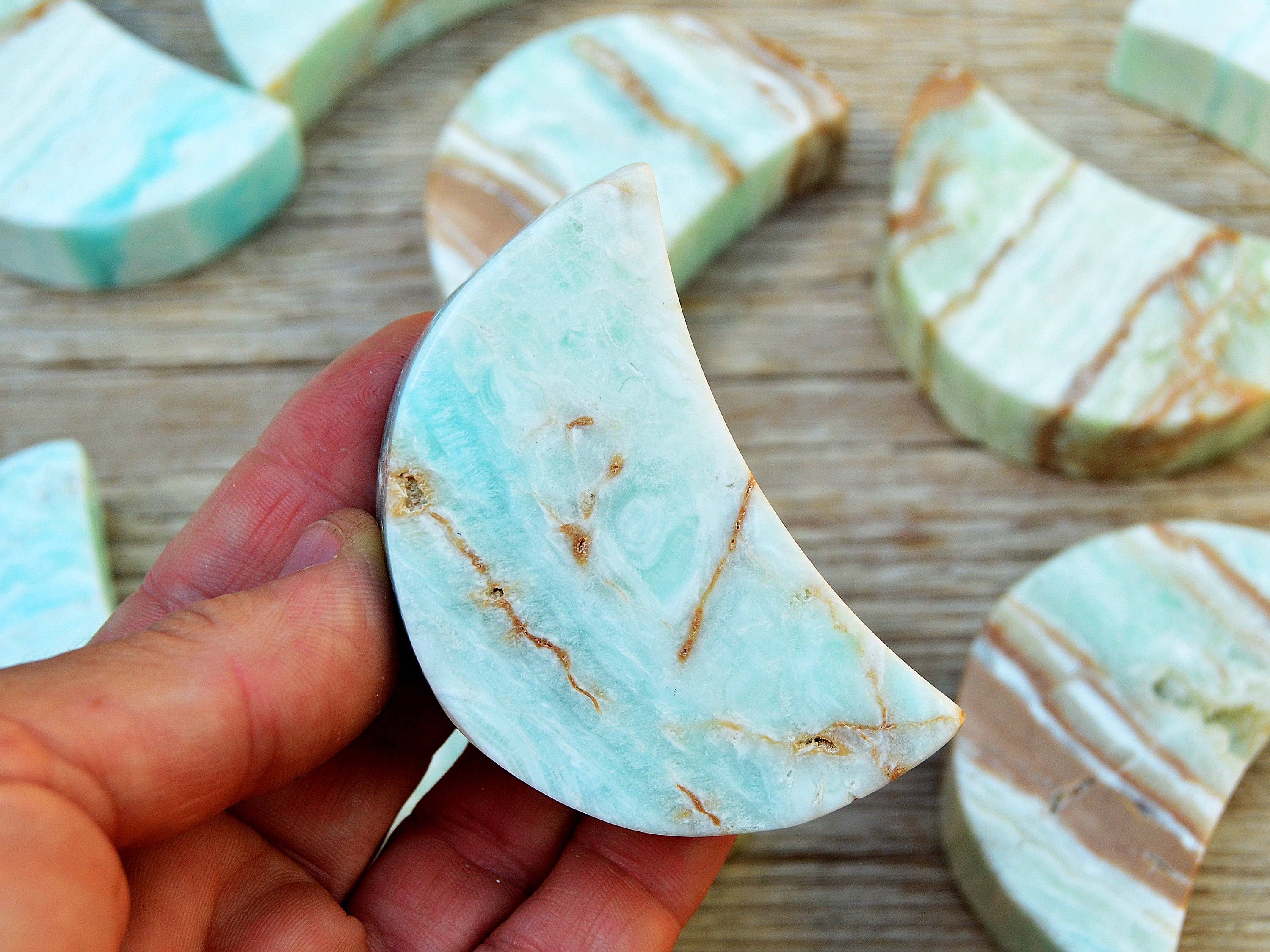 Kaia & Crystals – Pedra/cristal espiritual por atacado – Cristal de calcita caribenha em formato de lua (65 mm)7