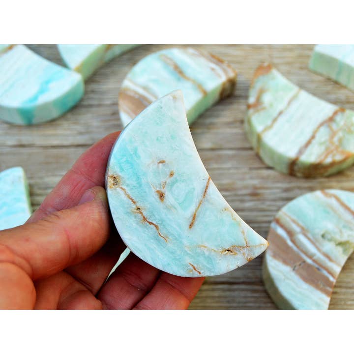 Kaia & Crystals – Engroshandel Spirituelle sten og krystaller – Caribisk Calcit Måne (65 mm)7
