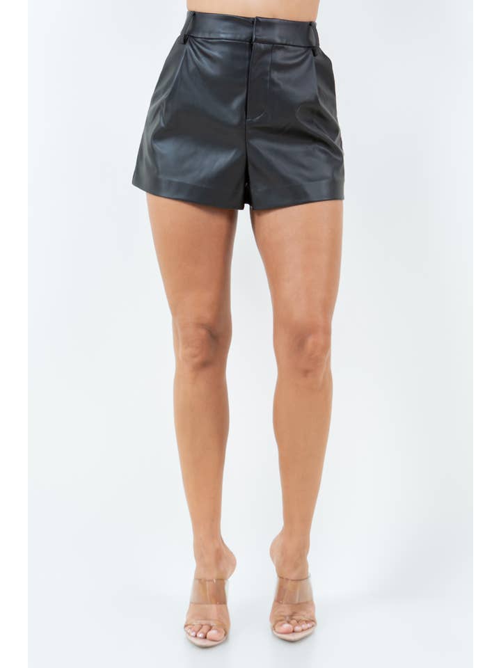 Veracci - Wholesale Korte broeken - Dames - Klassieke shorts van imitatieleer met zakken