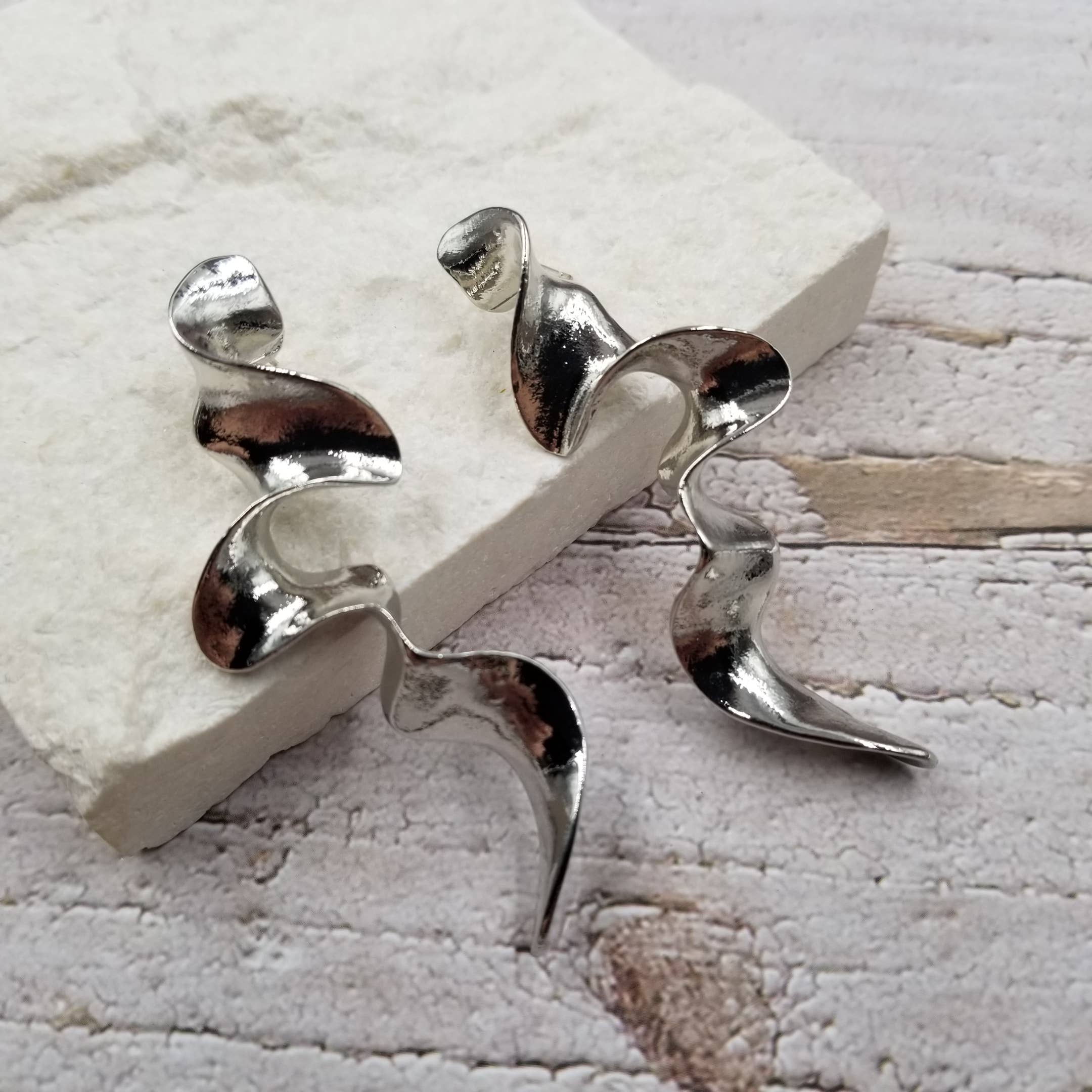 Treasure Wholesale – Brincos de argola por atacado – Brincos Torcidos Prata1