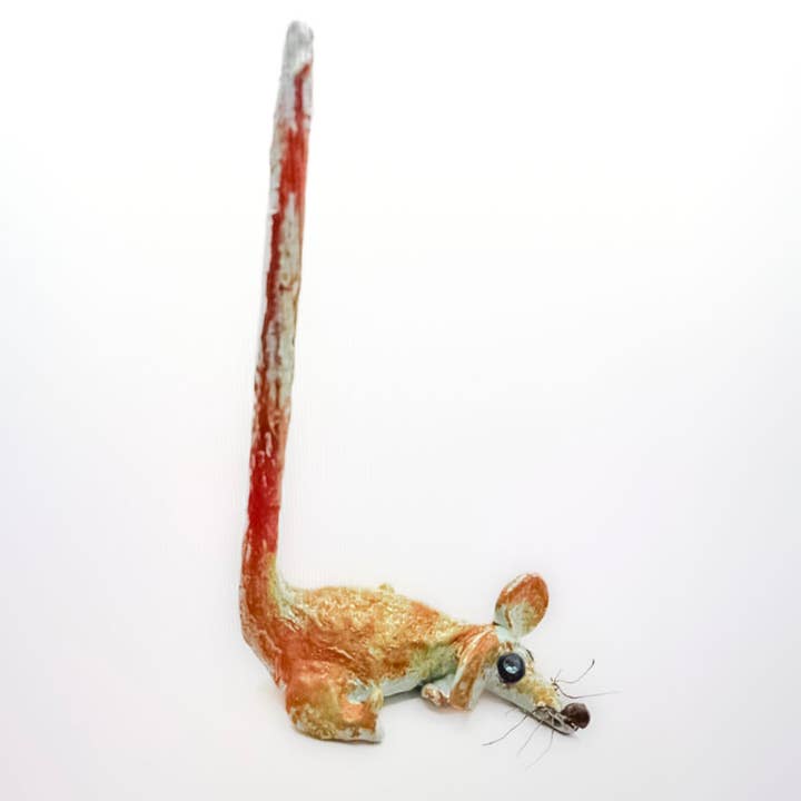Upcycled Sculptuur Mevrouw Squeak - Muizen Ringhouder voor wholesale door Belart Fair Trade