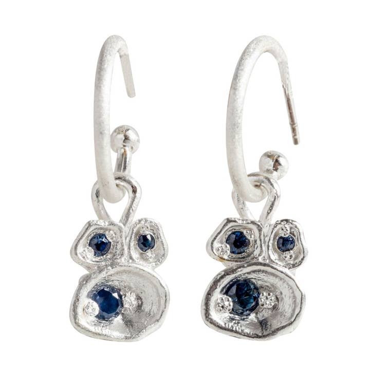 Boucles d'oreilles créoles en argent saphir et lichen pour la vente par Claire Hill Designs