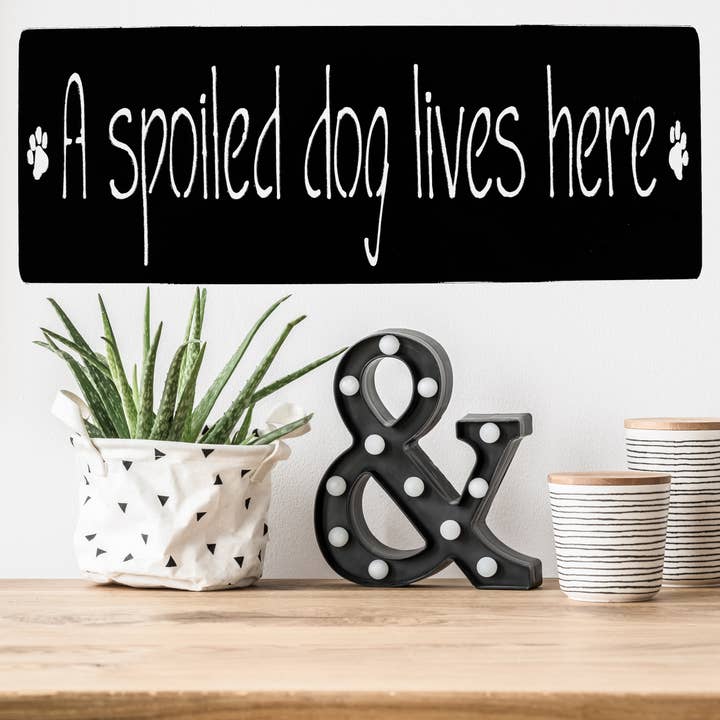 Un perro malcriado vive aquí para venta al por mayor de White Barn Decor