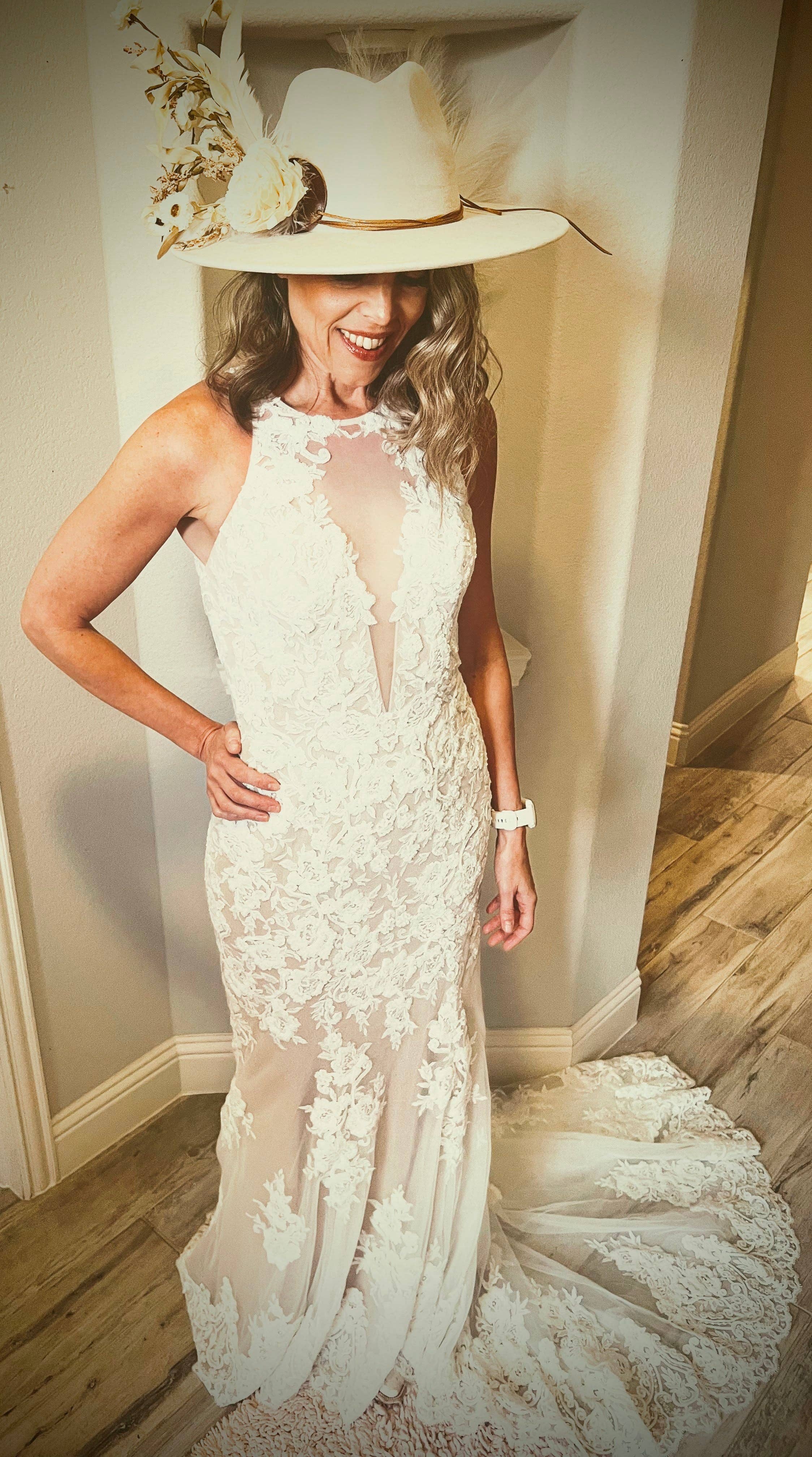 The Jewelry Junkie - Wholesale Fedora - Women's - Boho Western Wedding Floral Feather Bridal Hat in Bone 984h6