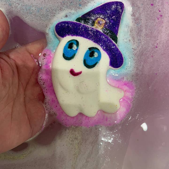 Unique creations soap company – wholesale Bath bomb/fizz – Cute ghost in purple hat bath bomb1