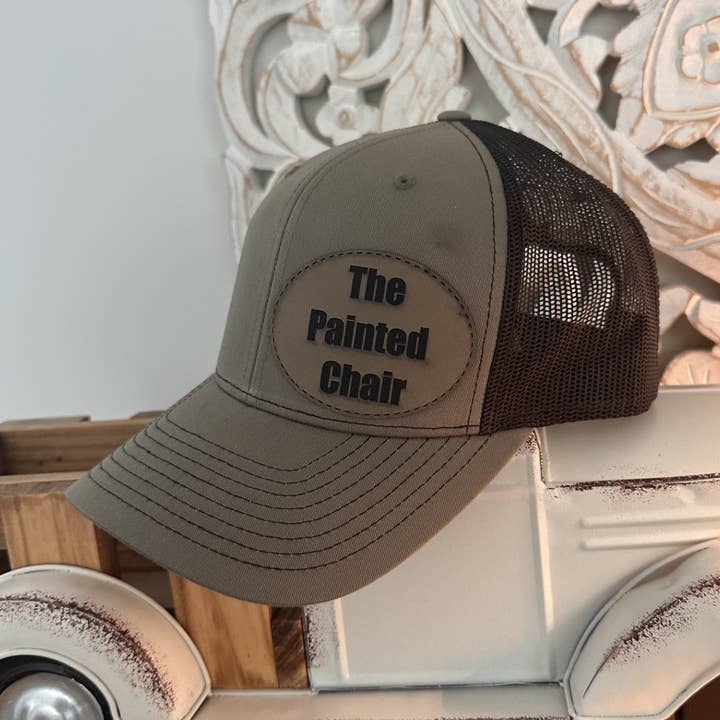 Op maat gemaakte kunstleren patchhoeden voor wholesale door The Painted Chair