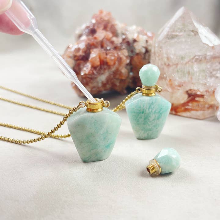 Ewelina Pas Jewelry – Großhandel Kette mit Anhänger/Charm – Halskette aus goldfarbenem Pentagon mit Amazonit-Flasche