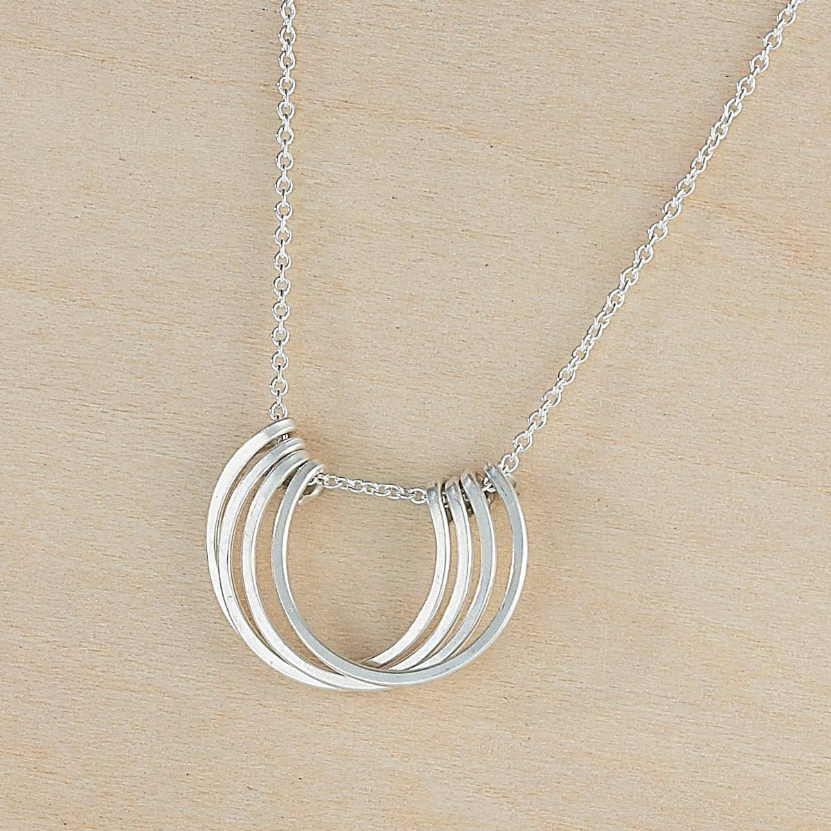 Freshie & Zero - Venta al por mayor Collares con colgantes/abalorios - Collar pequeño con pétalos de miel, círculos martillados en capas4