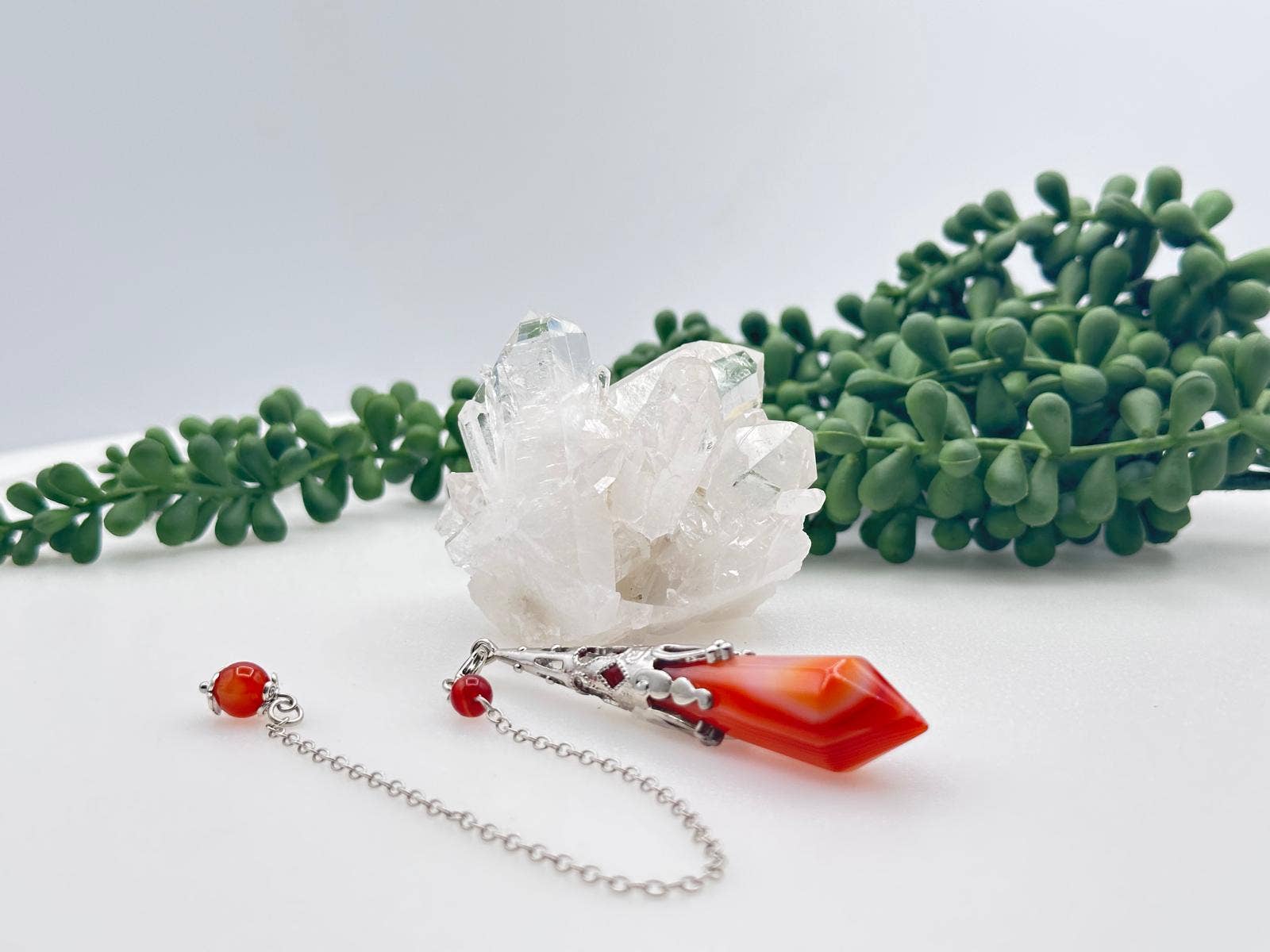 Meraki Gemstones - Vendita all'ingrosso Tavole divinatorie - Pendolo Art Déco in Argento con Pietra di Corniola a Fasce1