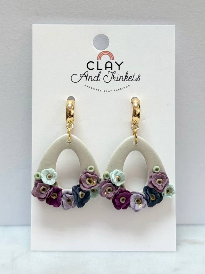 Boucles d'oreilles pendantes Kinsley lavande florale pour la vente par Clay and Trinkets