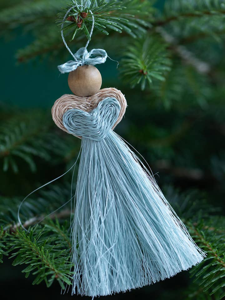 IQHWA: Håndvævet Blå Kærlighedsengel | Juledekoration | Trædekoration | Festlig Ornament for engroshandel hos The Basket Room