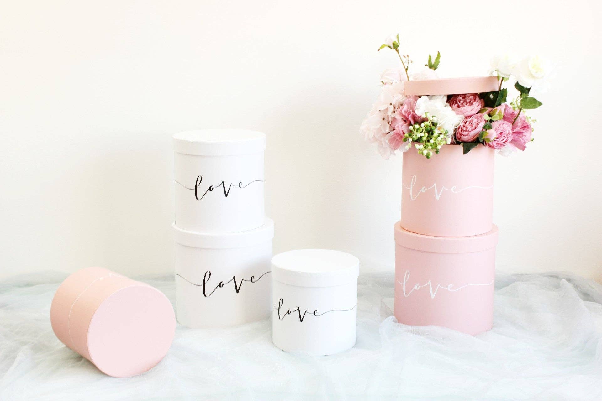 Elegant Design Supply - Vendita all'ingrosso Confezioni regalo - Scatola rotonda per fiori a forma di cappello con motivo Love18