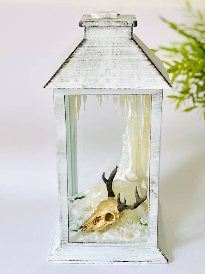 The deer, curiosity under the lantern for wholesale by Thingx