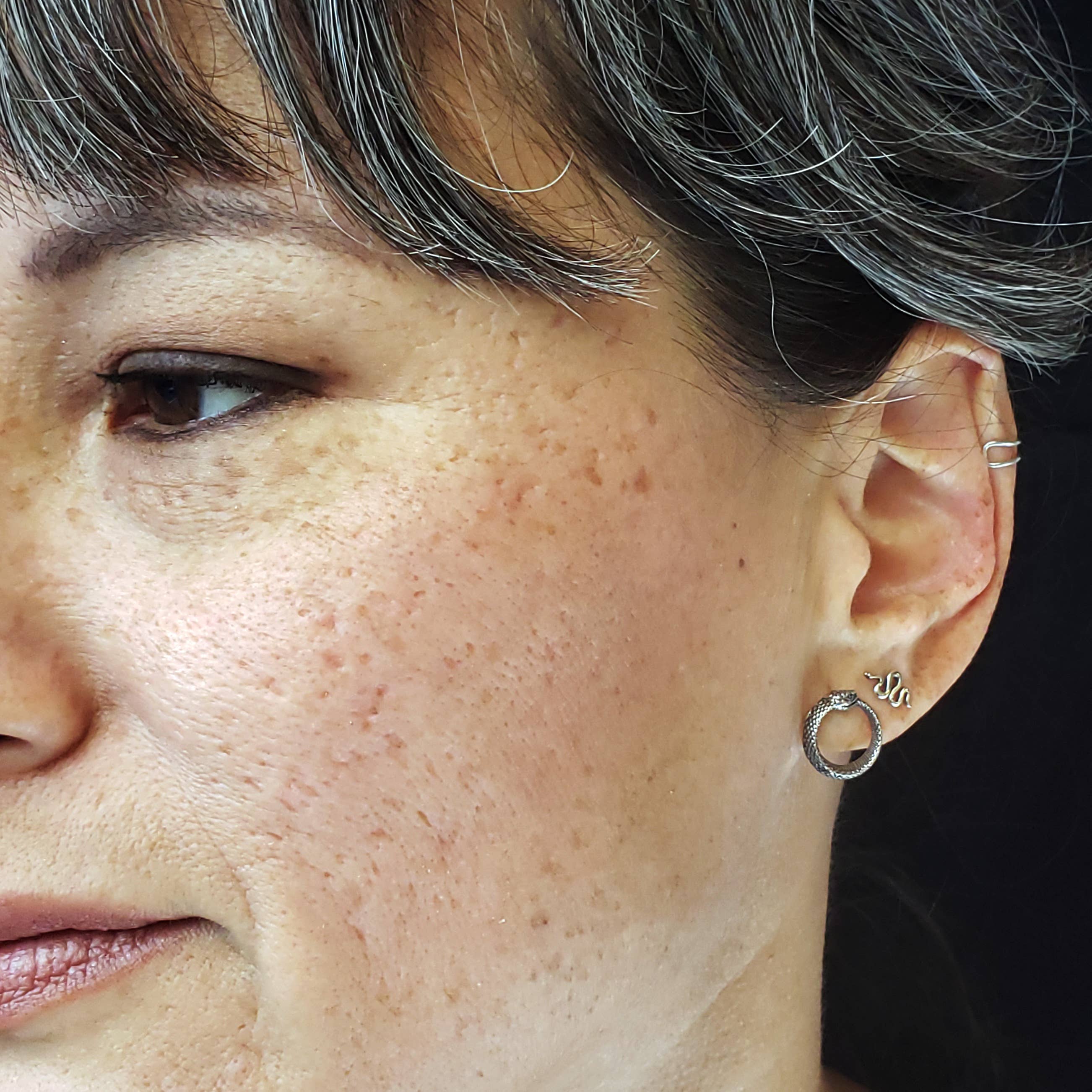 Nina Designs – Brincos de pino por atacado – Brincos Postes Ouroboros em Prata de 1ª Lei ou Bronze 12x12mm3