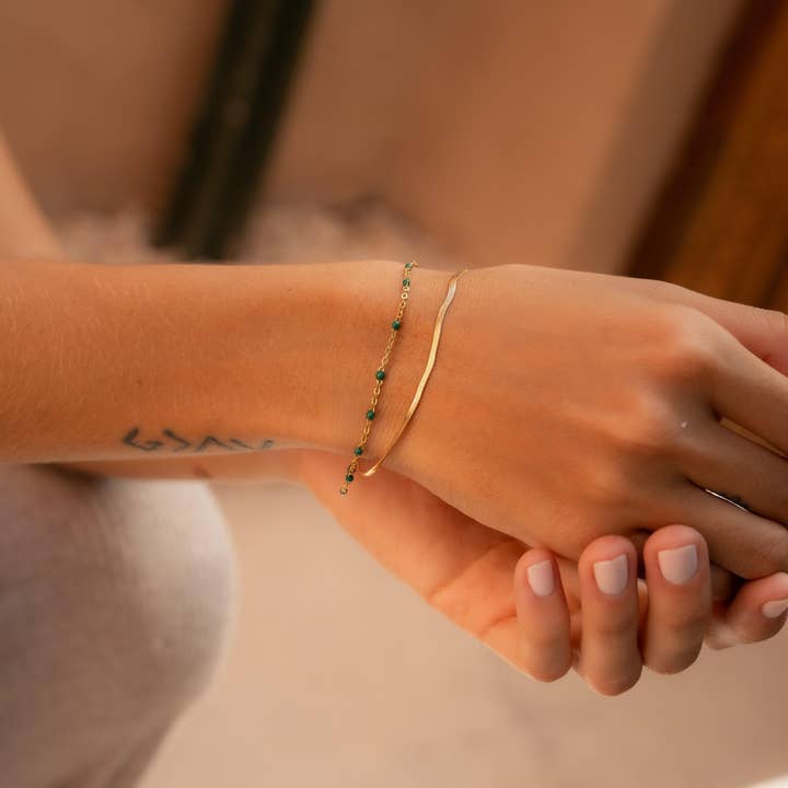 Bracelet minimaliste avec perles vertes pour la vente par Made By Nami