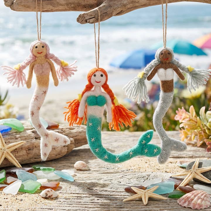 Décorations suspendues artisanales en feutre des sirènes magiques pour la vente par Felt So Good