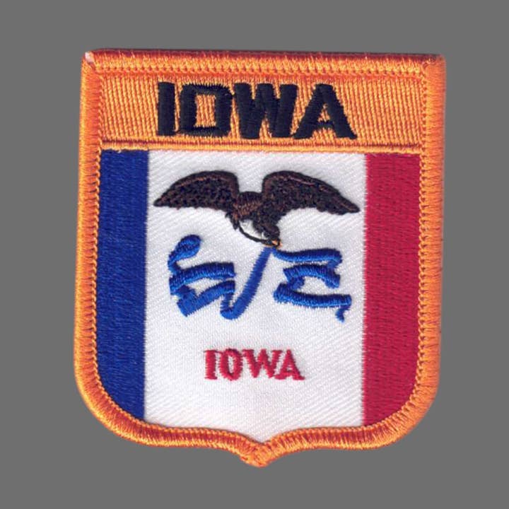 IOWA Med Flagga Sköld Souvenirmärke - 1755 för wholesale av Happy Wood Products