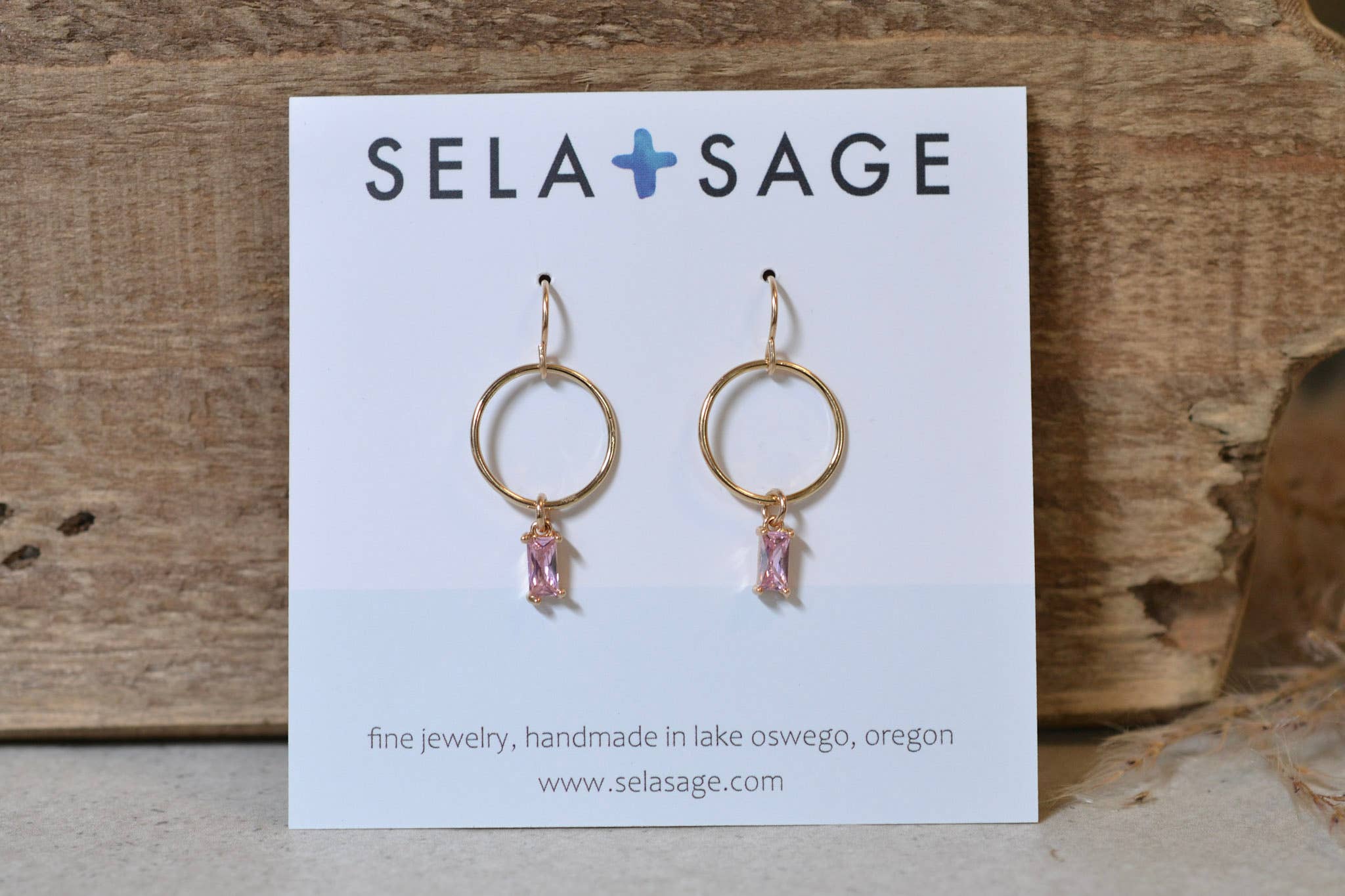Sela+Sage - Wholesale Hangende/ronde oorbellen - Baguette CZ, Rechthoekige Druppels met Lichtgewicht Cirkels7