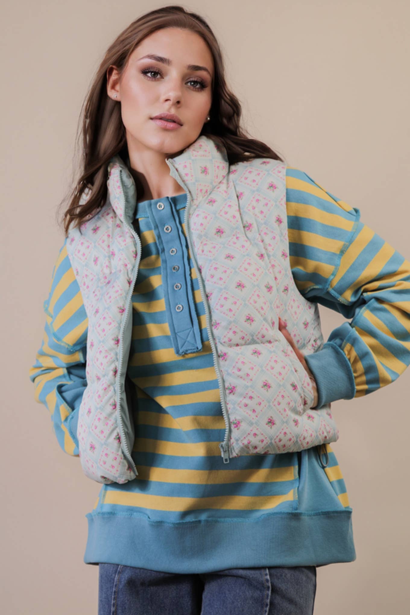 VERY J - Wholesale Outerwear Vest - Women's - NJ90395-Floral Printed Cropped Puffer Vest5