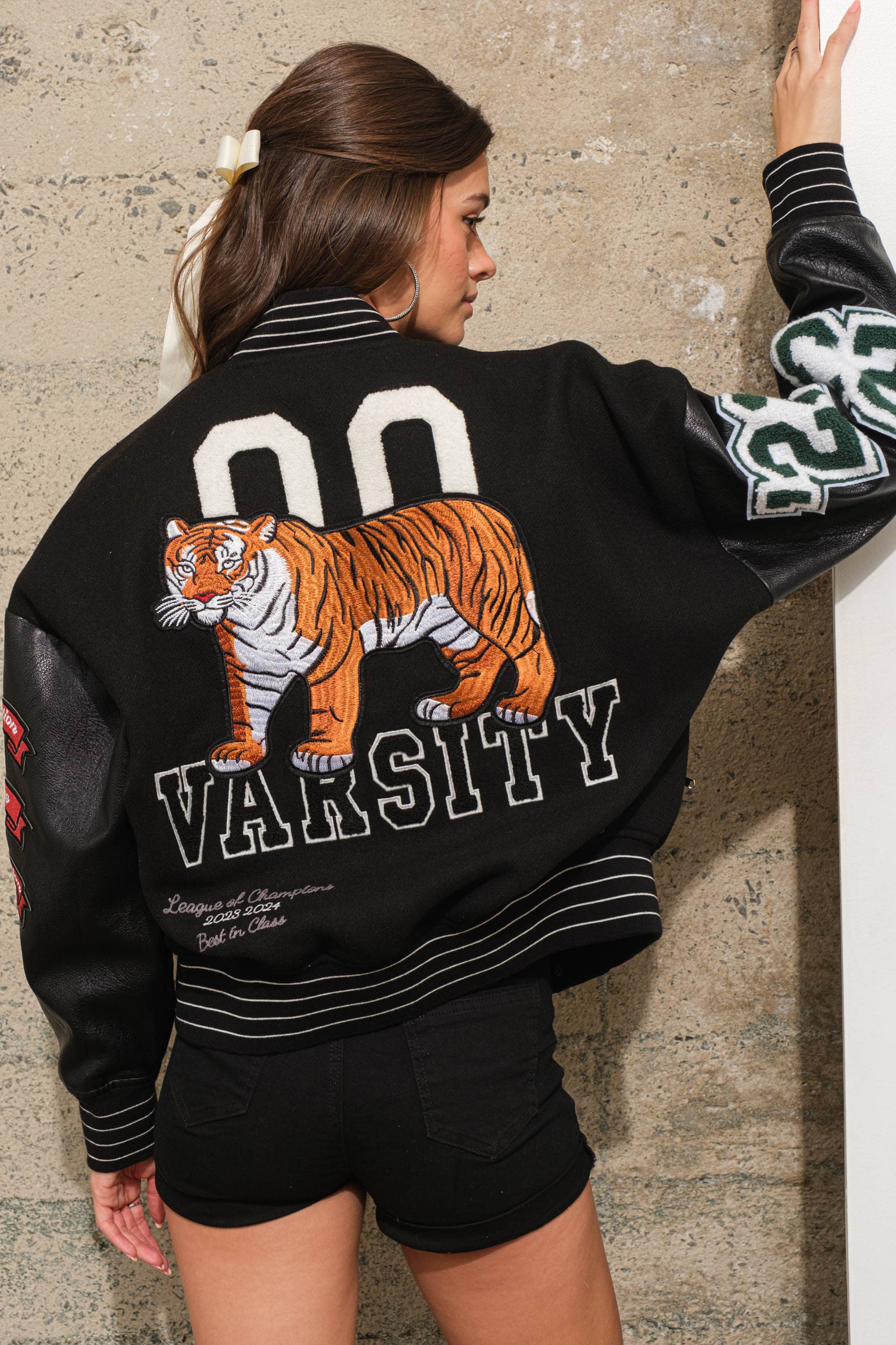 Blue B – wholesale Varsity- och baseballjackor – Dam – 50076J Bouclé-patchar med konstläder Letterman varsityjacka11