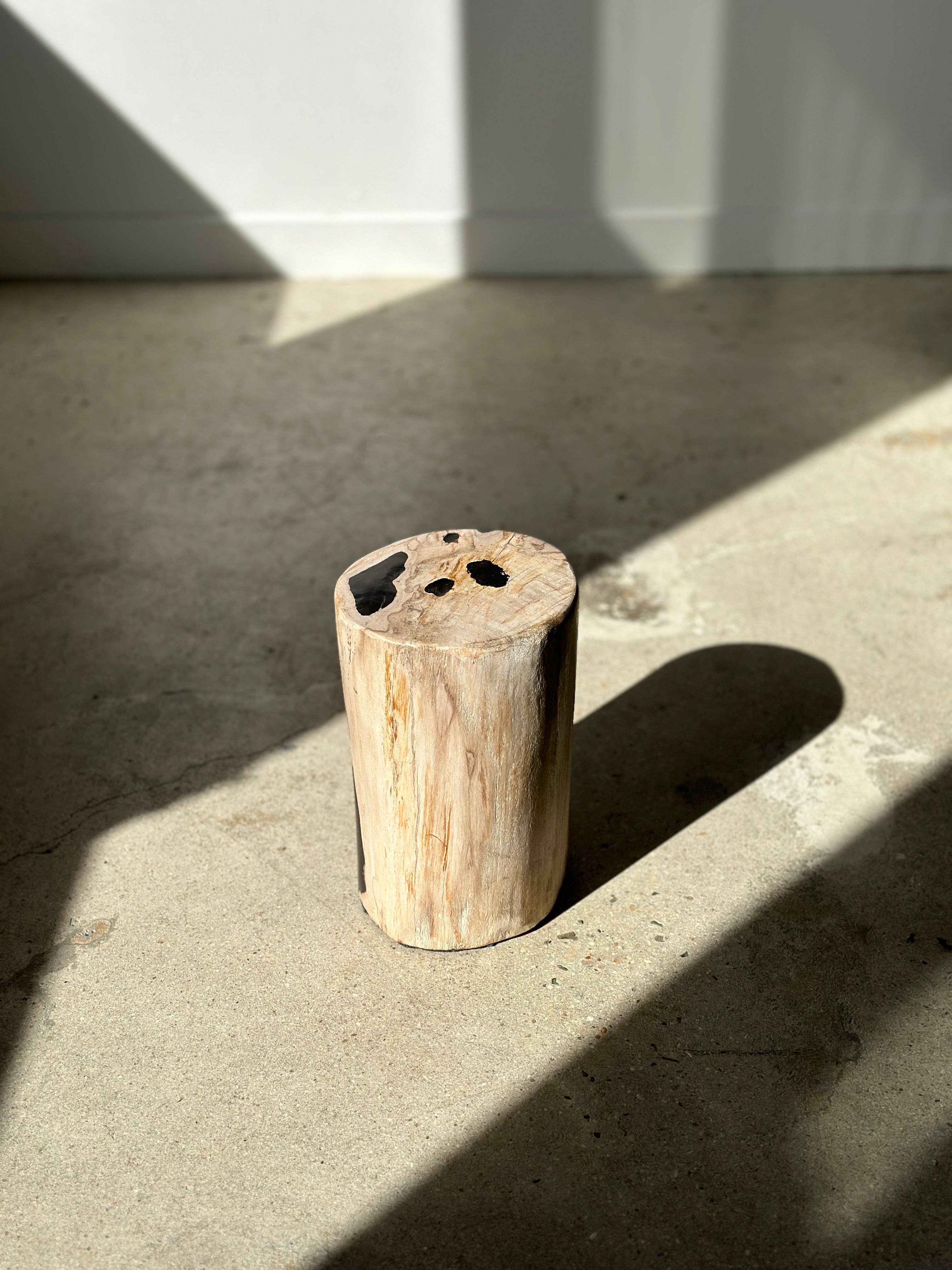 Office Objets - Wholesale Side Table - White petrified wood side table with black spots H:27.5 D:1828