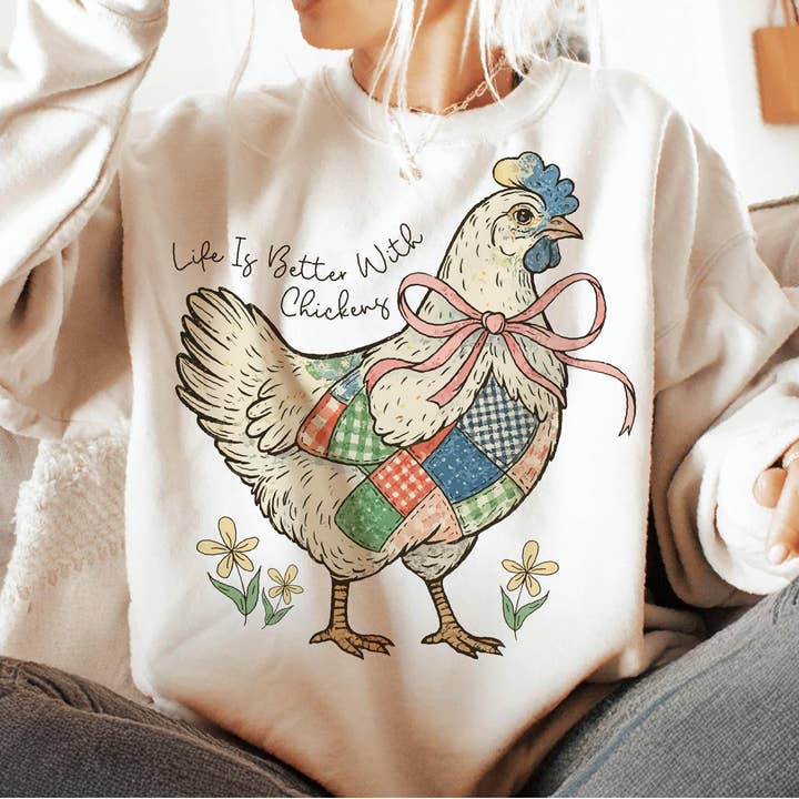 Maglietta "La vita è migliore con il pollo", Maglione "Pollo Fiore Selvatico" per la vendita all'ingrosso da parte di NVC Ecommerce LLC