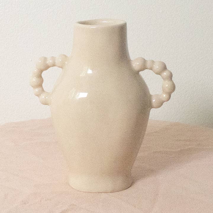 Vase med perlebesatte håndtag for engroshandel hos Erika Christine Ceramics