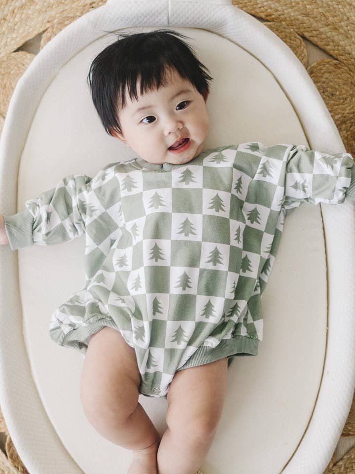 Pagliaccetto a bolle in bambù con albero di Natale a quadri per la vendita all'ingrosso da parte di Little Joy Co.