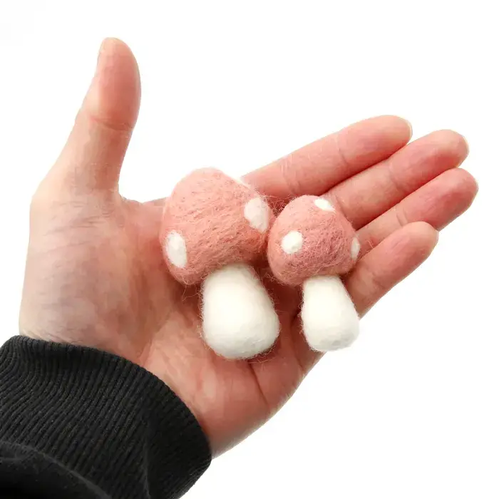 Honey Loom Designs - Wholesale Hangende/ronde oorbellen - Paddenstoel Herfst Vilt Oorbel5