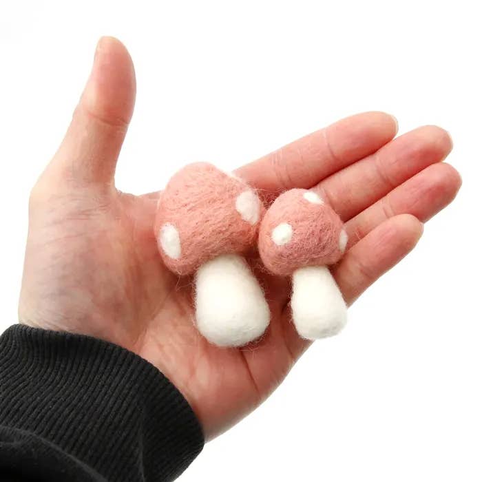 Honey Loom Designs - Wholesale Hangende/ronde oorbellen - Paddenstoel Herfst Vilt Oorbel5