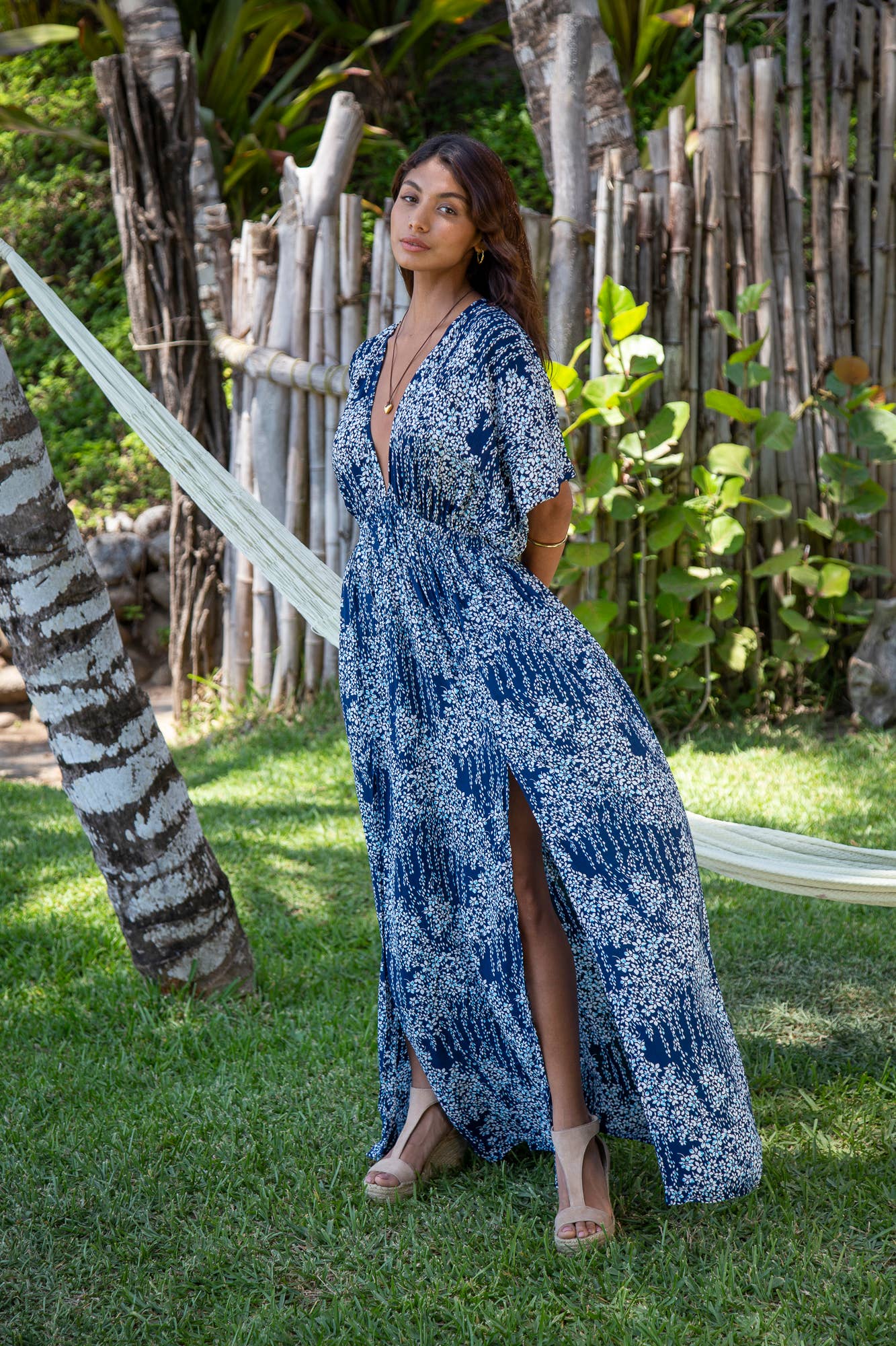 Azul marino de Fiji Vestido largo tipo kimono Amy para playa de verano de primera calidad en flor azul marino de Fiji de venta al por mayor en Faire1
